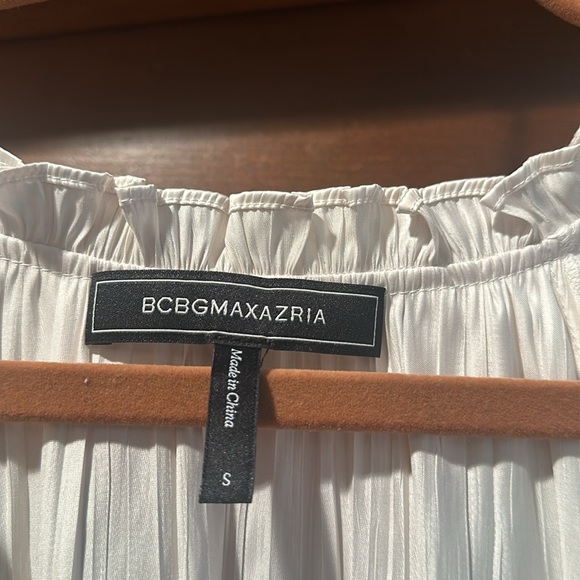 Beautiful BCBG MAXAZRIA Satiny Ruffle Blouse, Sz S - Picture 3 of 3